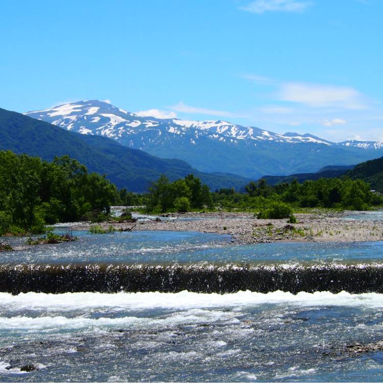 立谷沢川と月山の画像