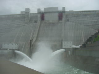 月山ダムからの放流の写真
